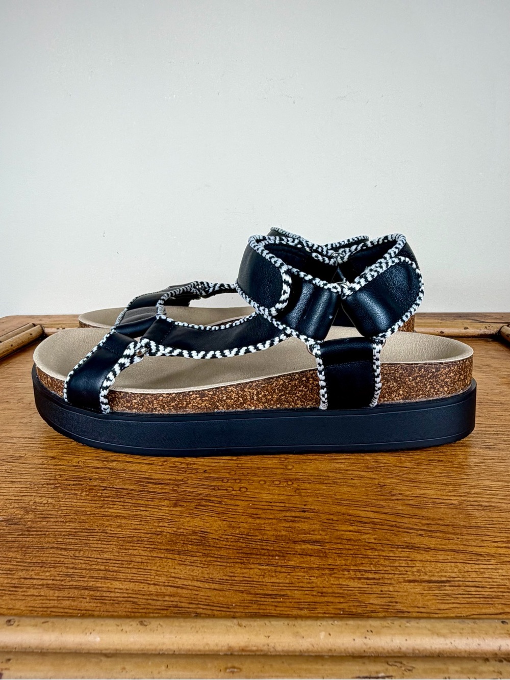 NEW WYDR Studios Women’s Leather Nevada Footbed Sandals Size 8 Black